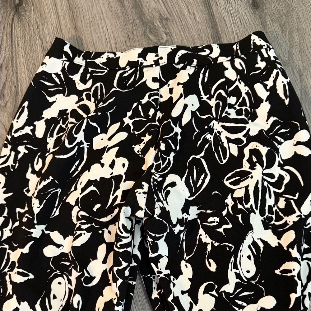 HUE Black and White Floral Leggings EUC - Picture 7 of 7